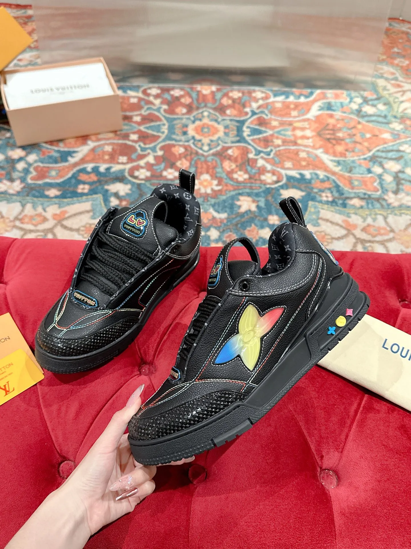 👟👟Ex-factory price 800👟👟 LV donkey brand L SKATE series latest color matching Tariner sneakers four-leaf clover skate shoes couple style retro basketball shoes original purchase development and production This LV Skate sneaker is decorated with colorful details on the grained cow leather shoe body, echoing the leather goods and ready-to-wear series of the season. A gradient Monogram flower blooms on the side of the sneaker. The padded tongue and Mini Monogram fabric-lined collar show the inspiration of skate shoes in the 1990s ▪️Material: original customized first-layer cowhide ▪️Inner lining: imported breathable mesh ▪️Sole: original open-molded non-slip TPU material ▪️Sole thickness: 3.5cm ▪️Size: Female 35-40 Male 39-44 (Female 41, Male 45.46 customized, non-returnable)
